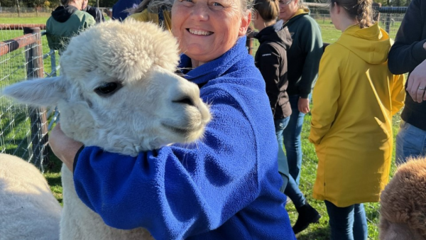 Dierenarts van Dierenkliniek Utrechtse Heuvelrug met een alpaca tijdens een bezoek op locatie