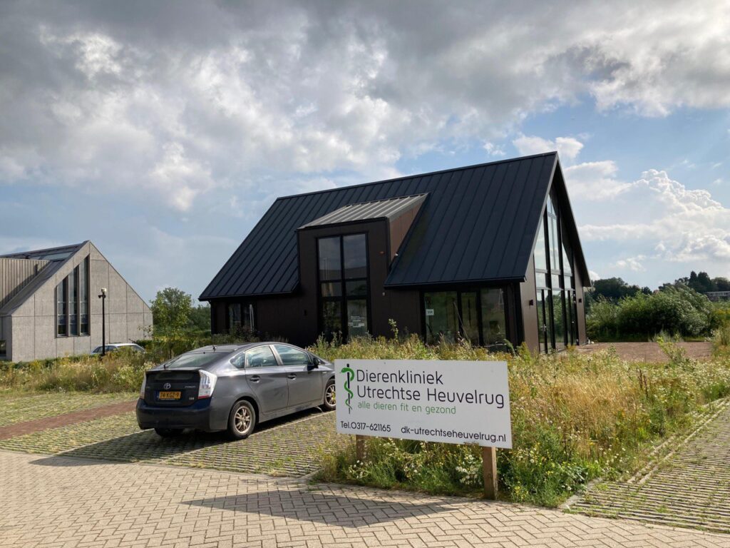 Het pand van Dierenkliniek Utrechtse Heuvelrug aan de Utrechtsestraatweg in Rhenen
