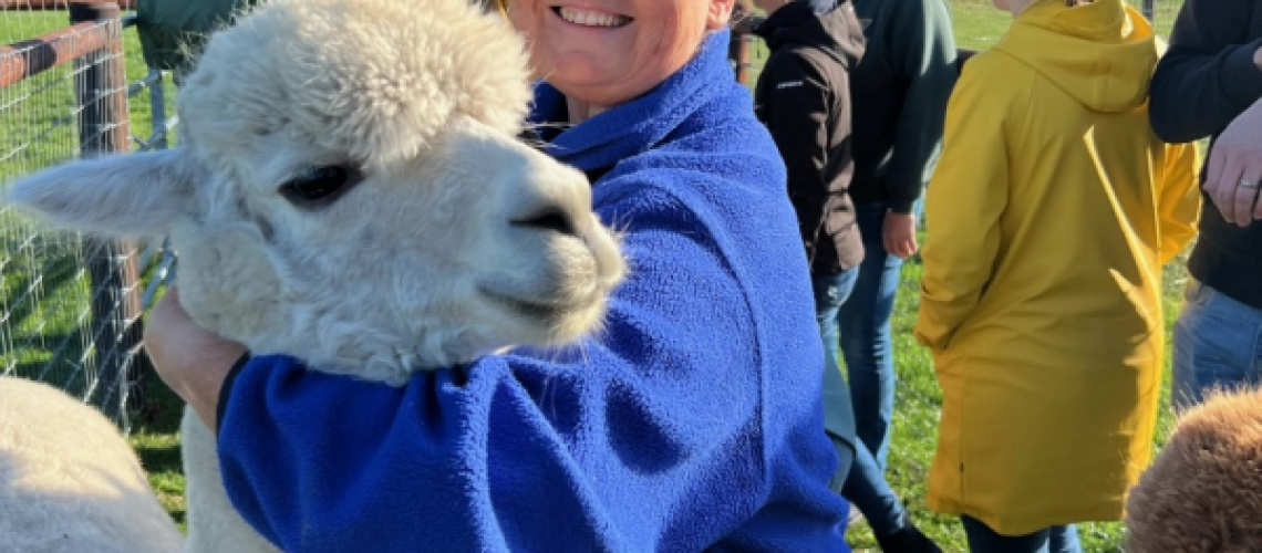 Dierenarts van Dierenkliniek Utrechtse Heuvelrug met een alpaca tijdens een bezoek op locatie